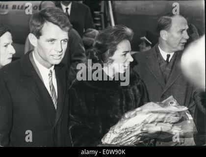 10 févr. 02, 1962 - Robert Kennedy, ministre de la justice pour les Etats-Unis, et Mme Kennedy est arrivé cet après-midi à Paris à l'aéroport du Bourget pour une visite privée. Le frère du président des États-Unis a rencontré le Chancelier Adenauer à Bonn le samedi. Il s'est arrêté à Amsterdam. Aerial Banque D'Images