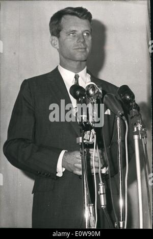 10 févr. 02, 1962 - Robert Kennedy, ministre de la justice pour les Etats-Unis, et Mme Kennedy est arrivé cet après-midi à l'aéroport du Bourget pour une visite privée à Paris. Le frère du président des États-Unis a rencontré le Chancelier Adenauer le samedi à Bonn. Il s'est arrêté à Amsterdam. Aerial Banque D'Images