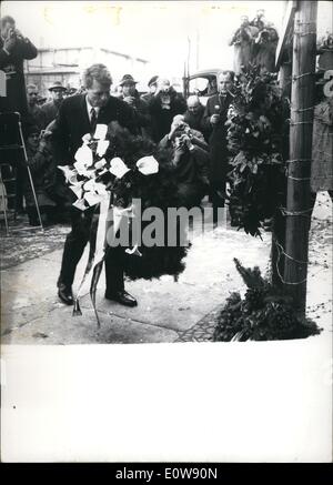 10 févr. 02, 1962 - Robert F.Kennedy à Berlin : Photo montre dans la Bernauerstrasse avant le monument aux morts de l'Ida qui a été Siekmann a sauté du quatrième étages comme le ''Volkspolizei'' a été saisie, le procureur général Robert F.Kennedy était portant une couronne. Banque D'Images