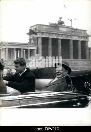 10 févr. 02, 1962 - Robert F. Kennedy à Berlin Ouest. Photo montre Robert F. Kennedy -à gauche- et le maire de Berlin Willy Brandt -- Droit à la paroi de la porte de Brandebourg. Banque D'Images