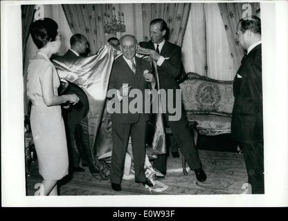 10 févr. 02, 1962 - Le duc d'Édimbourg sur visite en Amérique latine : S.A.R. le prince Philip présente Prado Président du Pérou avec la Grande Croix de l'ordre de l'Empire britannique, lors de sa visite à Lima, Pérou..Prince Philip est Grand Maître de l'ordre. Banque D'Images