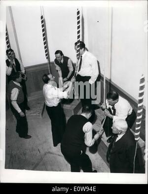 Le 12 décembre 1961 - Bow Bells Ring à nouveau : Pour la première fois en 22 ans, les Londoniens une fois entendu le son de cloches Bow. La spire de St Mary-le-Bow dans Cheapside a été détruit par les bombardements pendant la guerre et il a été reconstruit à l'ow et nouvellement-cast de cloches ont été reconstruites et nouvellement-cast de cloches ont été suspendus. Ils seront officiellement enregistrée par le Prince Philip le 20 décembre pour marquer la restauration de l'église célèbre, Les cloches ont été ''TEST'' hier soir. La photo montre certains des sonneurs de cloches à l'église en action. Banque D'Images