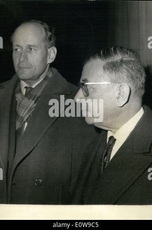 11 février, 1962 - au siège de l'Union du travail sur la Rue de la Grange aux belles ce matin, la Conférence Universitaire antifasciste national a eu lieu. Deux des dirigeants de mouvements, le professeur Laurent Schwartz et Jean-Paul Sartre sont représentés. Banque D'Images