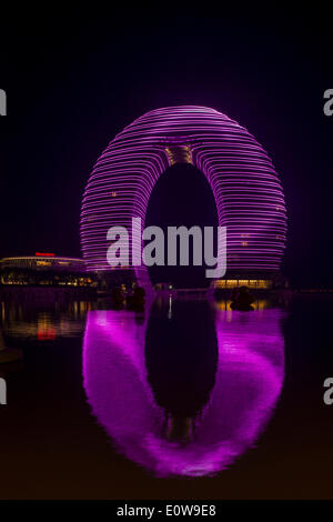 Sheraton Hot Spring Resort, dans la nuit avec un éclairage magenta, light show, Hangzhou, Zhejiang, Chine Banque D'Images