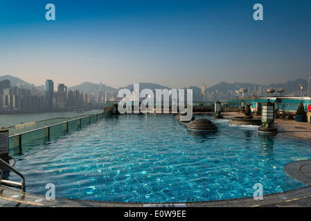 Piscine sur le toit de l'hôtel Harbour Grand horizon, à l'arrière, Kowloon, Hong Kong, Chine Banque D'Images