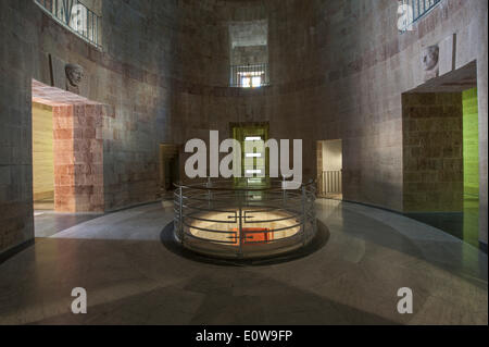 Mémorial de la Seconde Guerre mondiale, tombé, hall central avec l'ouverture de la crypte dans le sous-sol, l'ossuaire de Pocol ou Sacrario Militare di Banque D'Images