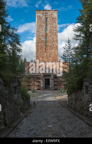 Mémorial aux morts de la Première Guerre mondiale, Ossuaire de Pocol ou Sacrario Militare di Pocol, construit sous le règne de Mussolini en Banque D'Images