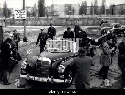 22 févr. 1962 - Robert F. Kennedy à Berlin-ouest - OPS : avant le mur sur Potadamer Platz, en voiture à gauche et droite Robert F. Kennedy le Maire Willy Brandt. Banque D'Images