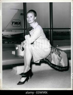 Avril 04, 1962 - L'actrice française Michèle Morgan est indiqué dans la nouvelle aile de vol avant l'embarquement un superJet TWA à Los Angeles, où elle passera une visite de deux mois avec son fils, Michael.Il vit à Beverly Hills. Crédit photo : TWA Banque D'Images