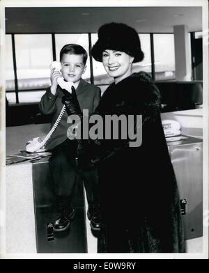 Avril 04, 1962 - L'Aéroport International de New York...... L'actrice Shirley Jones aide fils Shaun, 3&frac12 ;, effectuer un appel téléphonique avant Banque D'Images