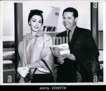 Avril 04, 1962 - actrice Barbara Rush et son mari, Warren Cowan est indiqué dans la nouvelle aile de vol, avant d'embarquer à bord d'un Superjet TWA pour Los Angeles après une visite d'affaires et de loisirs à New York. Banque D'Images