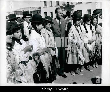 Mar. 03, 1962 - Le Prince Philip est odd man out entre bowler casquette péruviens : le Prince Philip semble être l'odd man out comme il a posé avec ces danseurs folkloriques péruviennes sur sa visite à Puno, Pérou, au cours de la tournée en Amérique du Sud récemment. Banque D'Images