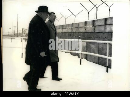 Mar. 03, 1962 - Le Vice-chancelier M. Erhard se tourne vers le mur de Berlin. Aujourd'hui, le Vice-chancelier et ministre fédéral du Développement économique de la République fédérale d'Allemagne, le Professeur Ludwig Erhard (à gauche) a visité avec le sénateur de Berlin pour le développement économique et le crédit, le professeur Schiller (à droite) le mur qui divise Berlin à la Potsdamer Platz. Ludwig Erhard ministre sera de deux jours à Berlin pour des entretiens. Keystone. Berlin, 5.3.1962 Banque D'Images