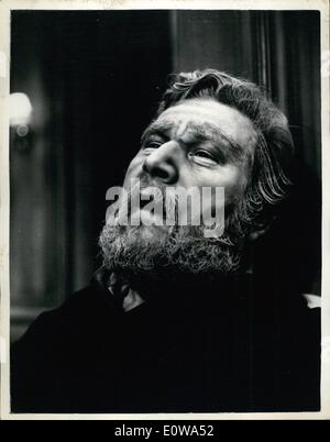 Avril 04, 1962 - La nouvelle pièce de Peter Ustinov - Peter Ustinov's new play, photo-finish, s'ouvre demain soir au Saville Theatre, Banque D'Images