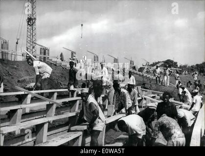 Avril 04, 1962 - Nouveau Stade de Conakry : la construction d'un immense stade national de Guinée est en cours à Conakry, capitale de la Guinée (Afrique). Le stade prendre sup 15 000 mètres carrés d'espace et dispose d'installations d'organiser divers types de jeux de ballon. Il dispose également de piscines, gymnase et cours d'exécution pour l'athlétisme. Le stade aura une capacité de 25 000 personnes. Banque D'Images