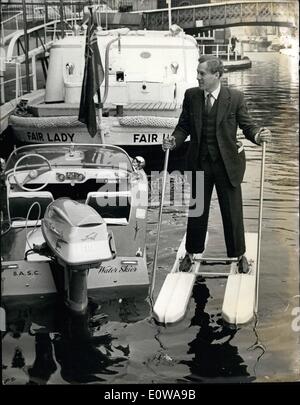 Mar. 03, 1962 - Mike démontrer ses Shoos Mer - et se termine dans l'eau... Mike Hutton a donné une démonstration à l'embarcation à flot - spectacle organisé par British Waterways, à la Petite Venise, le bassin du Canal à Maida Vale, à Londres - et a fini par être pêché à partir de l'eau. Il était en train de démontrer ses Shoos Mer - un flotteur qui permet aux gens de marcher sur l'eau - mais il a pris une place d'esquive.. Photo : Keystone montre- Mike Hutton - commence une promenade sur son ''mer'' Shoos - à la petite Venise. Banque D'Images