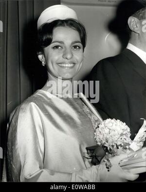 Mar. 15, 1962 - MP du travail épouse héritière iraquien ; Harold levier, 48, du travail MP pour Manchester's Division Cheatham, aujourd'hui héritière Iraqu mariés Mme Diane Zilkha, 25 à la Westminster Synagogou, c'est son troisième mariage. Photo montre le couple walking out après le mariage. Banque D'Images