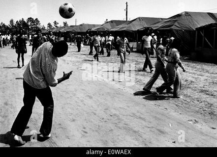 Les réfugiés cubains jouer au soccer à Tent City Banque D'Images