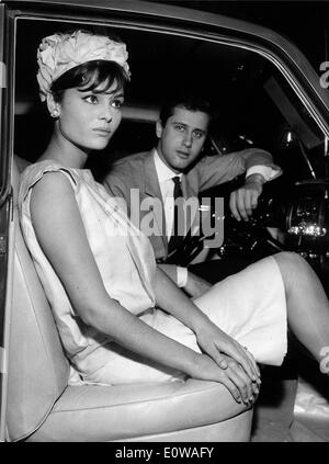 Daliah Lavi actrice dans la voiture sur la date Banque D'Images