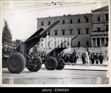 Mar. 30, 1962 - Le Roi Paul et le Prince se saluer à la Journée de l'indépendance : l'image montre : rouleaux d'artillerie passé comme le roi Paul de Grèce (au cheval blanc) et du Prince Constantin le salut lors d'un défilé militaire organisé récemment à Athènes pour marquer la Journée de l'indépendance. Banque D'Images