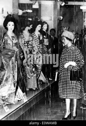 La Reine Alexandra admire une fenêtre Afficher Banque D'Images