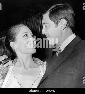 L'acteur George Lazenby avec femme Banque D'Images