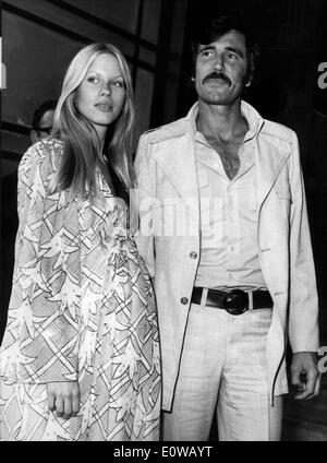L'acteur George Lazenby avec son épouse Christina Bassan Banque D'Images