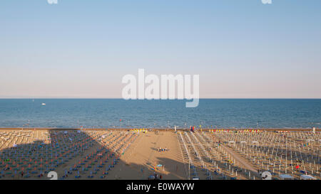 Vue sur une plage avec parasols et chaises longues en fin d'après-midi, de 17 h 00, image 8 de 9, Lignano Sabbiadoro, Udine province Banque D'Images