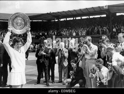 Tennis pro Billie Jean King gagne à Wimbledon Banque D'Images