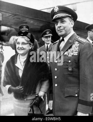 Général Lyman Lemnitzer dans son uniforme avec une femme Banque D'Images