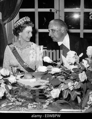 Georges Pompidou dîne avec la reine Elizabeth II Banque D'Images