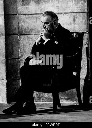 Le président Georges Pompidou assis sur une chaise Banque D'Images