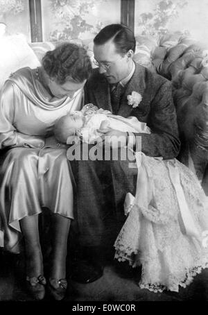 La reine Juliana et le Prince Bernhard tenir fille la princesse Beatrix Banque D'Images