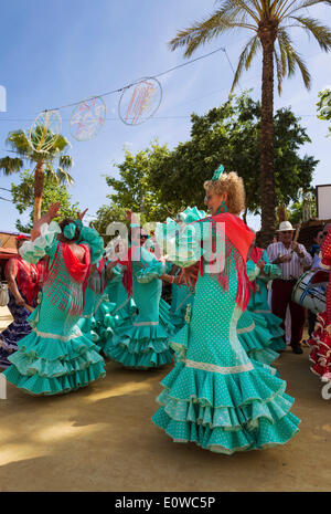 Les femmes portant des robes gitanes effectuer des danses andalouses traditionnelles à la Feria del Caballo, Jerez de la Frontera Banque D'Images