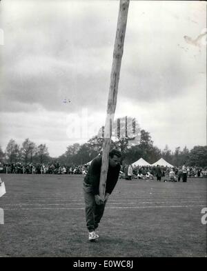 Mai 05, 1962 - Arthur Rowe l'Shot Champion putt s'essaie à jeter la Caber. Arthur Rowe les britanniques et européens shot Champion putt s'est essayé à jeter la Caber au Highland Games qui ont eu lieu le samedi sur Clapham Common. Au cours de la Caber jetant en l'effraction dans la moitié et l'événement a dû être annulé, mais pas avant d'Arthur Rowe avait son lancer. Photo montre : Arthur Rowe vu jeter pendant le concours le samedi. Banque D'Images