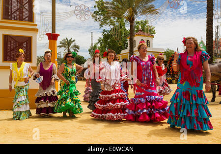 Les femmes portant des robes gitanes à la Feria del Caballo, Jerez de la Frontera, Cadiz Province, Andalusia, Spain Banque D'Images