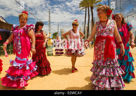 Les femmes portant des robes gitanes à la Feria del Caballo, Jerez de la Frontera, Cadiz Province, Andalusia, Spain Banque D'Images