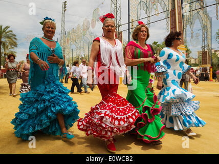 Les femmes portant des robes gitanes à la Feria del Caballo, Jerez de la Frontera, Cadiz Province, Andalusia, Spain Banque D'Images