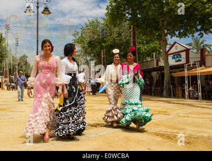 Les femmes portant des robes gitanes à la Feria del Caballo, Jerez de la Frontera, Cadiz Province, Andalusia, Spain Banque D'Images