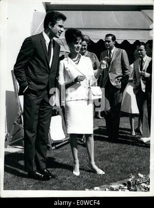 Mai 05, 1962 - Natalie Wood et Warren Beatty au déjeuner offert par la Begum : Film stars Natalie Wood et Warren Beatty - qui sont à Cannes pour le Festival International du Film - ont assisté à un déjeuner offert par la Bégum Aga Khan à sa villa. Photo montre Warren Beatty et Natalie Wood à l'occasion du déjeuner. Banque D'Images