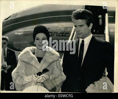 Mai 05, 1962 - Natalie Wood et Warren Beatty arrivent à Londres pour Premiere : l'acteur américain Warren Beatty est arrivé à l'aéroport de Londres à partir de l'International Film Festival à annes aujourd'hui pour assister à la première de Londres de son nouveau film tous tomber. Avec lui, c'était l'actrice Natalie Wood. Photo : Natalie Wood et Warren Beatty l'aéroport à l'arrivée aujourd'hui. Banque D'Images