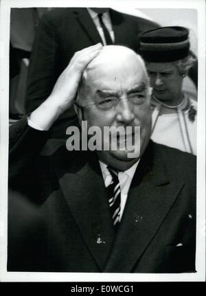 Mai 05, 1962 - Menzies va à avec un problème. Homme avec un problème sur son esprit est australien Le Premier ministre Robert Menzies lorsqu'il s'est rendu à l'aéroport de Londres cet après-midi pendant 10 jours des entretiens avec M. Macmillan sur le marché commun. Puis sa mâchoire similaire-mâchoire avec le président Kennedy. Banque D'Images