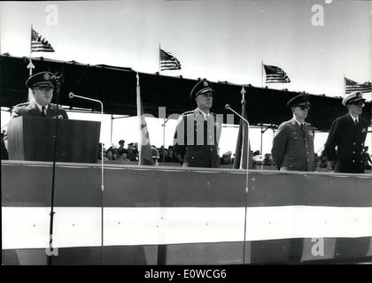 Mai 05, 1962 - Journée de l'Armée américaine à Berlin : avec le général George H. Decker (George H. Decker), chef d'état-major de l'armée américaine, prévue pour le discours principal, la Journée des Forces armées pour les troupes américaines s'est ouverte aujourd'hui (19.5.1962) avec un défilé militaire à l'aéroport central de Tempelhof. La photo montre le Général George H. Decker, Commandement du secteur nous Général Albert Watson, le Brigadier Général Oran O. Prix, Directeur adjoint de Cabinet de génie civil de l'US Air Force, l'Europe et le Capitaine John Thro, attaché naval de l'ambassade américaine à Bonn. Banque D'Images