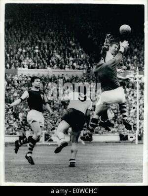 Mai 05, 1962 - Spurs Gagner FA Cup 3-1 Tottenham Hotspur remporte la FA Cup pour la deuxième année consécutive en battant Burnley 3-1 à Wembley. Photo montre :- l'incident qui a conduit à une pénalité. Spurs avant-centre Bobby Smith semble être en baisse que Burnley gardien Adam Blacklaw va jusqu'à prendre la balle sur la tête de l'ailier gauche pousse Cliff Jones. À gauche s'Burnley left-Alex Elder. Banque D'Images