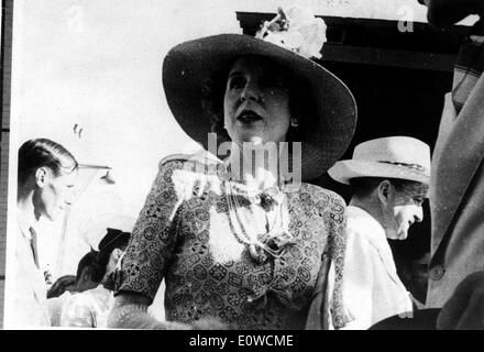 Lady Diana Cooper arrive à Londres Banque D'Images