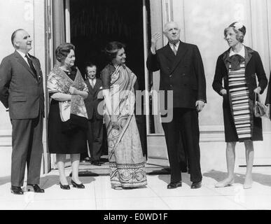 Le président de la France, CHARLES DE GAULLE et le PMs de l'Inde, Indira Gandhi et la France GEORGES POMPIDOU. Banque D'Images