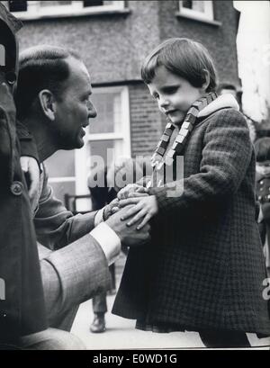 Juin 02, 1962 - Les deux mondes de Frank Sinatra, il visite les enfants aveugles, chante pour la princesse Margaret .. Frank Sinatra, 46, s'est rendu - le soleil accueil pour enfants aveugles à Northwood, Middlesex hier, sur son tour de charité du monde pour les enfants handicapés. Il a joué avec 24 garçons et filles aveugles et, plus tard, a déclaré que ''Ces enfants sont si heureux. Ils sont certainement une leçon aux adultes qui se plaignent au sujet de la vie''. Il a trois enfants de son propre. À minuit il a rencontré la princesse Margaret et lord Snowdon avant la première de ses quatre semaine - fin des concerts et la salle des fêtes Banque D'Images