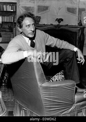 Jean Cocteau assis dans son étude Banque D'Images