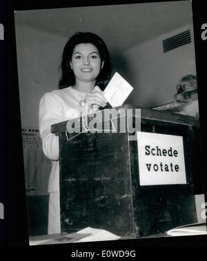 Juin 06, 1962 - Jour des élections-à-jour à Rome : le mauvais temps a deased l'afflux, de politiques, littéraires, et le cinéma nous Banque D'Images