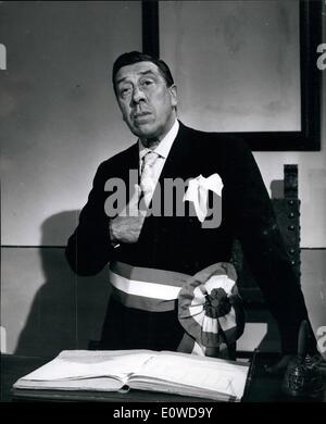 Juin 06, 1962 - Fernandel le célèbre acteur français revient à l'Italien écrans, après ses aventures dans la série de ''Bon'' Don Beppones Comilo avec un nouveau film ''Avanticon la Musica'' (rendez-le avec de la musique) sur laquelle il aura comme partenaire l'acteur italien Gino Cervi le célèbre ''Peppone'' et pour la première fois sa sur Frank Gerard connu comme Frank Contandin. Dans le film, deux acteurs seront rivaux, l'un du parti fasciste (Gino Cervi) et de sur leurs (Fernande) appartenait à parti communiste. Ce qui se passe. Banque D'Images